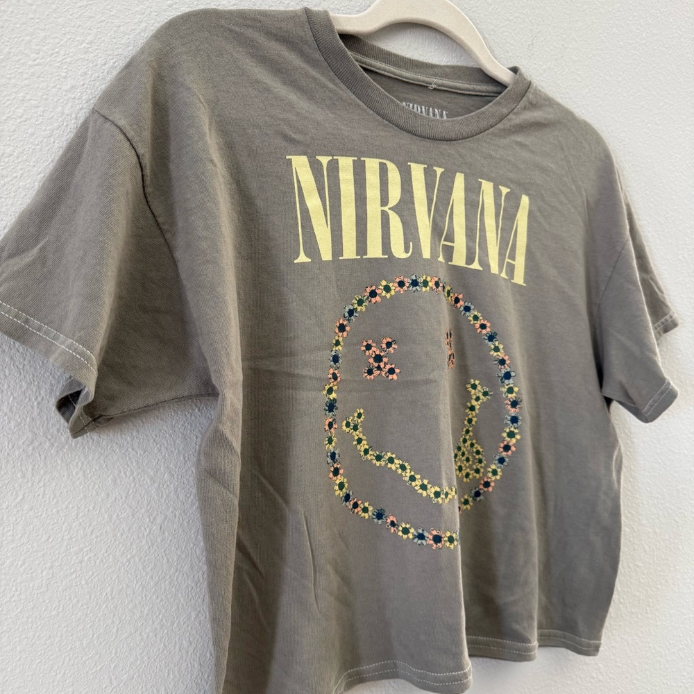 NIRVANA Cropped Gray / Olive T-Shirt with Colorful Floral Smiley Design Medium - Picture 3 of 4